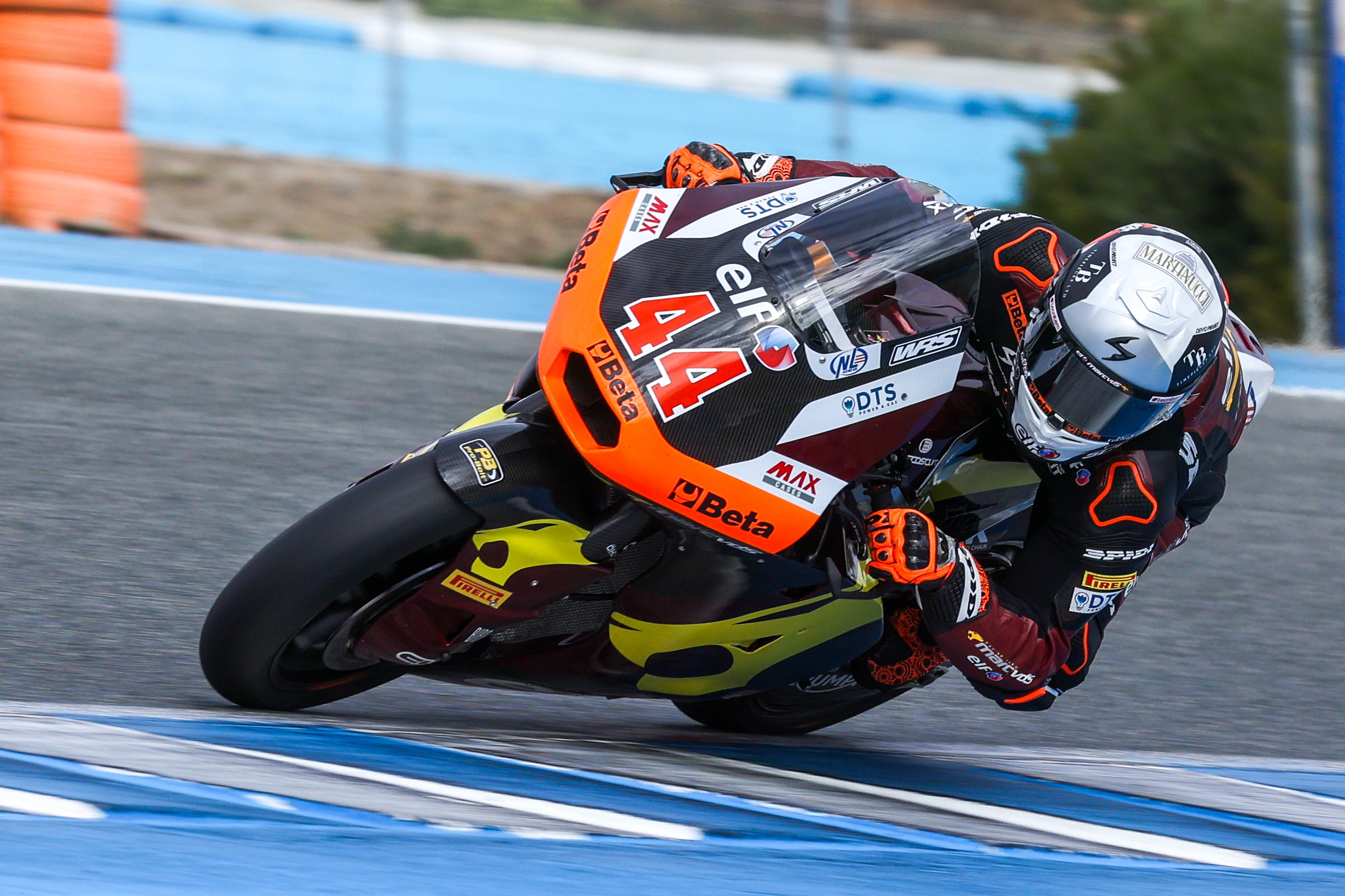 Aron Canet, a lomos de la Moto2 del equipo Marc VDS, rodando en el Circuito de Jerez.