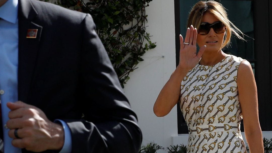 Melania Trump saluda tras depositar su voto