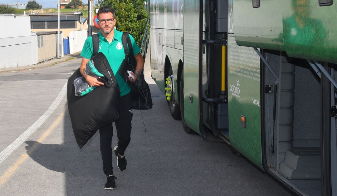 Iván Ania va para Albacete. Con él, los 17 que tiene sanos, más el portero del filial.