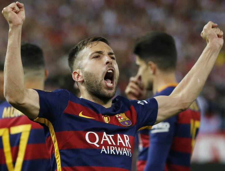 Jordi Alba celebra sobre el césped del Calderón la victoria del Barça en la final de la Copa del Rey ante el Sevilla 