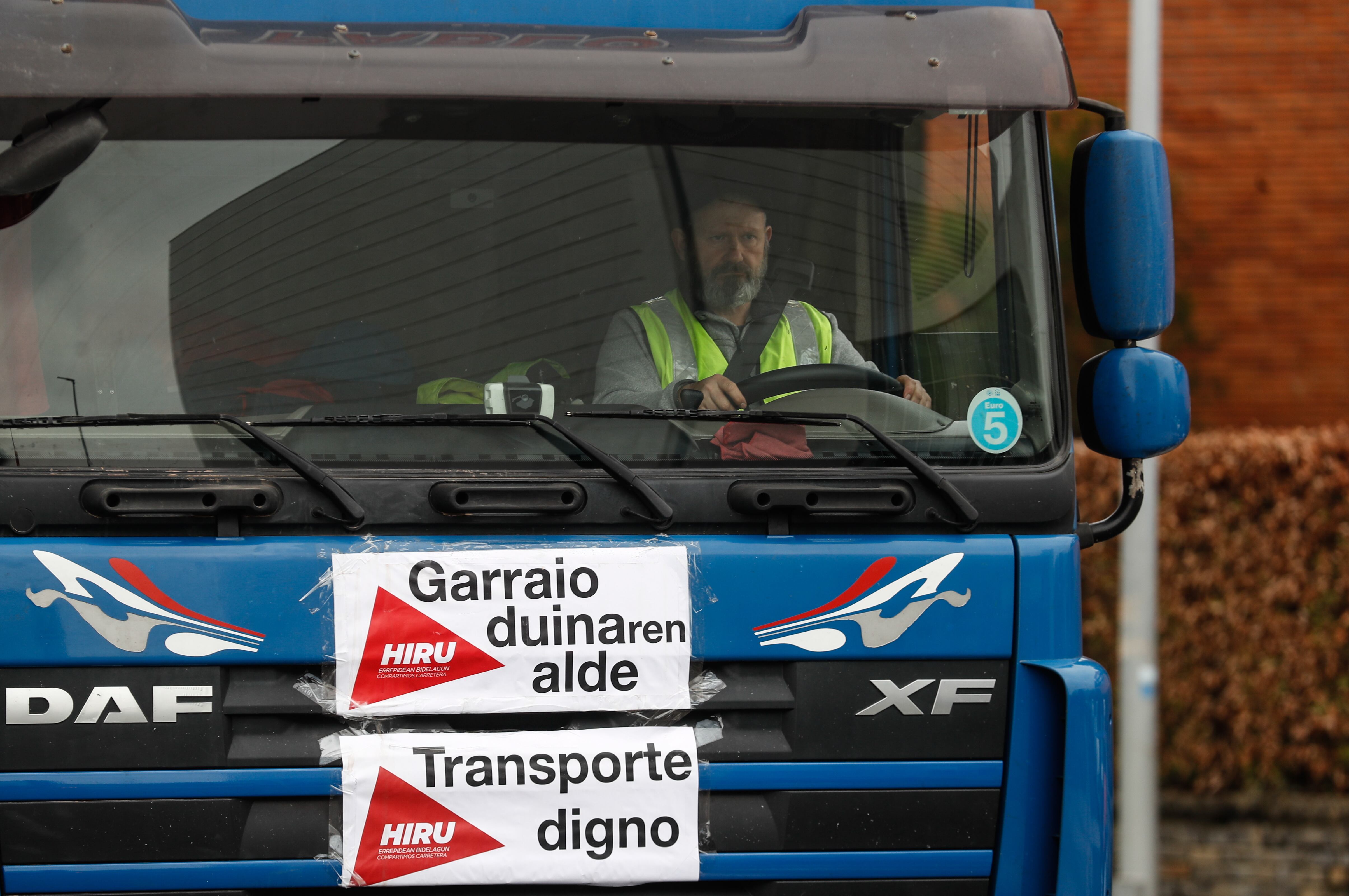 Un transportista protesta frente a la sede de la Asociación de empresas de Gipuzkoa ADEGI en San Sebastián, durante una marcha de camiones convocada por el sindicato Hiru.