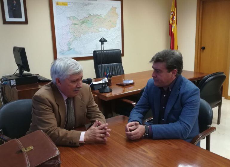 El alcalde Javier Colado en la reunión con el presidente de la CHG