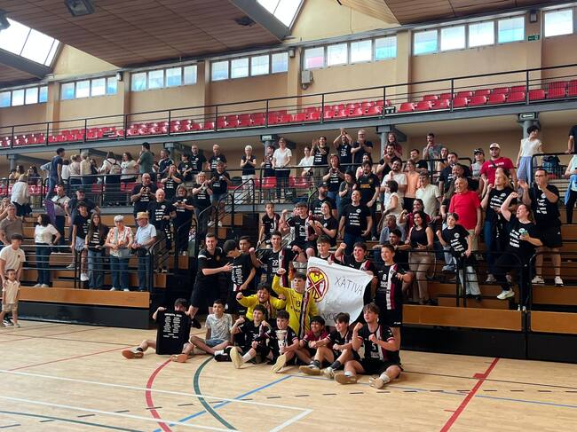 Jugadores y afición del CH Xàtiva