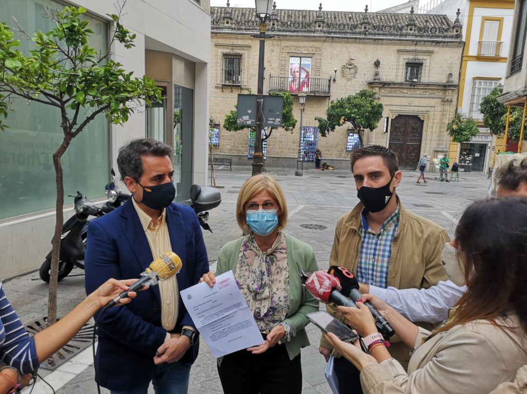 María José García Pelayo este viernes atendiendo a los medios de comunicación