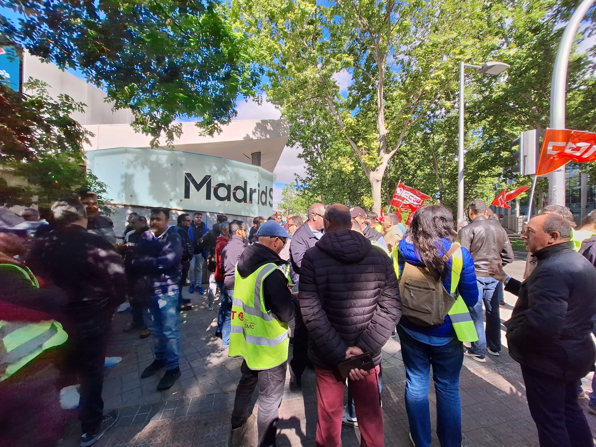 Manifestación de trabajadores de la Empresa Martín de autobuses en la Asamblea de Madrid