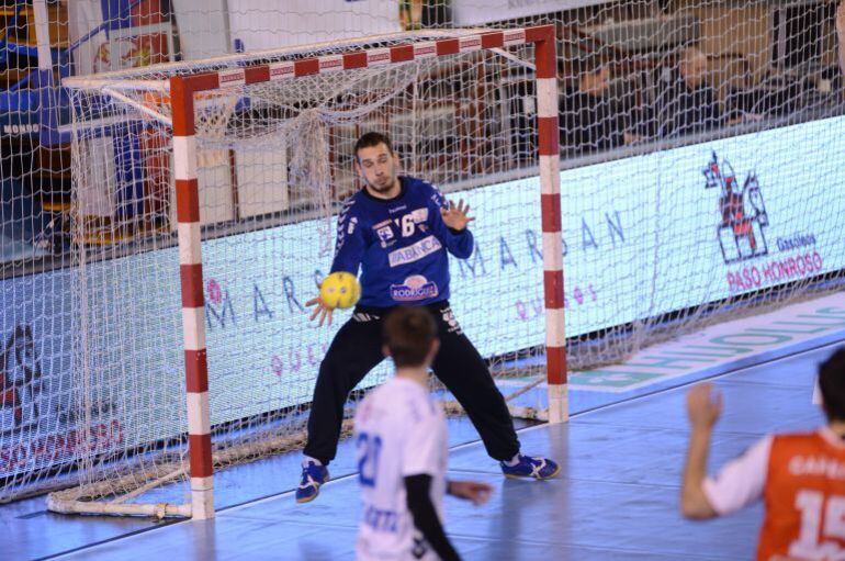 Vladimir Cupara defendiendo la camiseta del ABANCA Adema