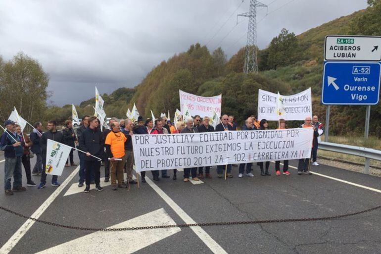 Manifestación de la Alianza por la Unidad del Campo (UPA-CPAG) por el arreglo de la carretera de Porto en noviembre de 2017