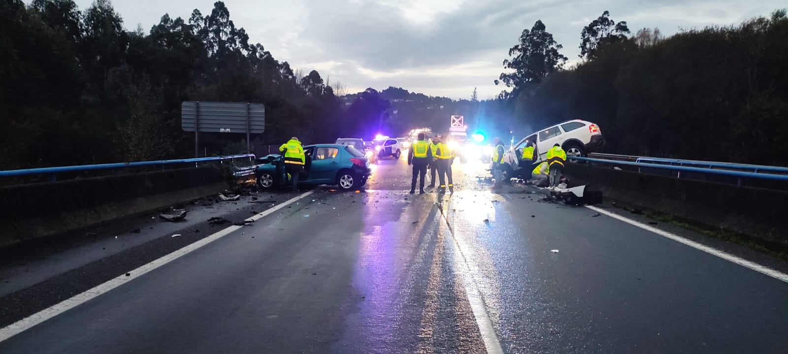 Santiago de Compostela, 13 nov (EFE).- Tres personas han resultado heridas muy graves en un accidente de tráfico producido esta tarde en la AP-9, en Begondo (A Coruña) un choque frontal entre dos vehículos, uno de ellos un coche que circulaba en dirección contraria porque el conductor, de edad avanzada, se había confundido. Según ha informado la Guardia Civil, el vehículo causante del siniestro circuló a gran velocidad en dirección contraria hacia A Coruña, por el carril en dirección Ferrol, desde el kilómetro 12 hasta el kilómetro 7, cuando a la altura del viaducto de Miño chocó frontalmente con otro vehículo. EFE/Guardia Civil***SOLO USO EDITORIAL/SOLO DISPONIBLE PARA ILUSTRAR LA NOTICIA QUE ACOMPAÑA (CRÉDITO OBLIGATORIO)***
