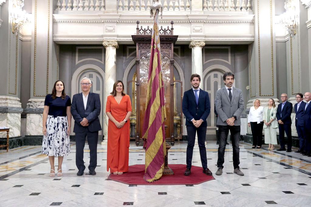 Representantes de PP, Compromís y PSPV han acudido al traslado de la Senyera desde el museo municipal.