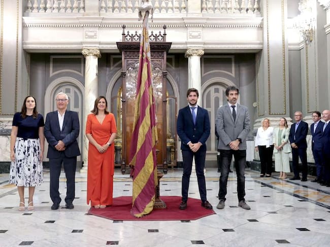 Representantes de PP, Compromís y PSPV han acudido al traslado de la Senyera desde el museo municipal.