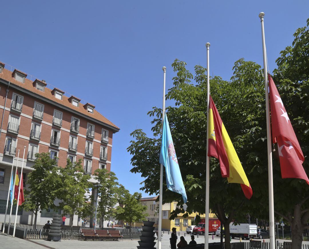 Las banderas ondean a media asta hasta el 30 de junio