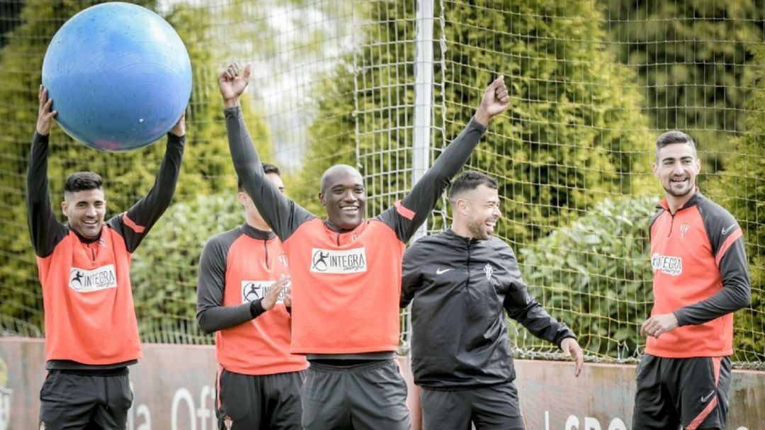 Varios jugadores rojiblancos celebran la victoria en un juego del último entrenamiento previo al derbi.