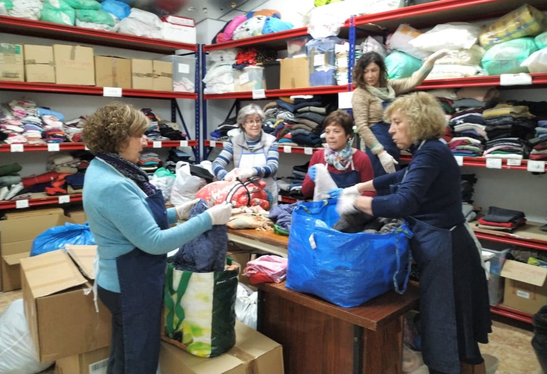 Voluntarias de Cáritas Elda trabajando en el almacen del ropero