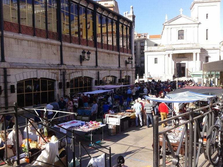 Los vendedores del mercado dominical del Pasaje de Peña se han trasladado a la Plaza de la Esperanza.