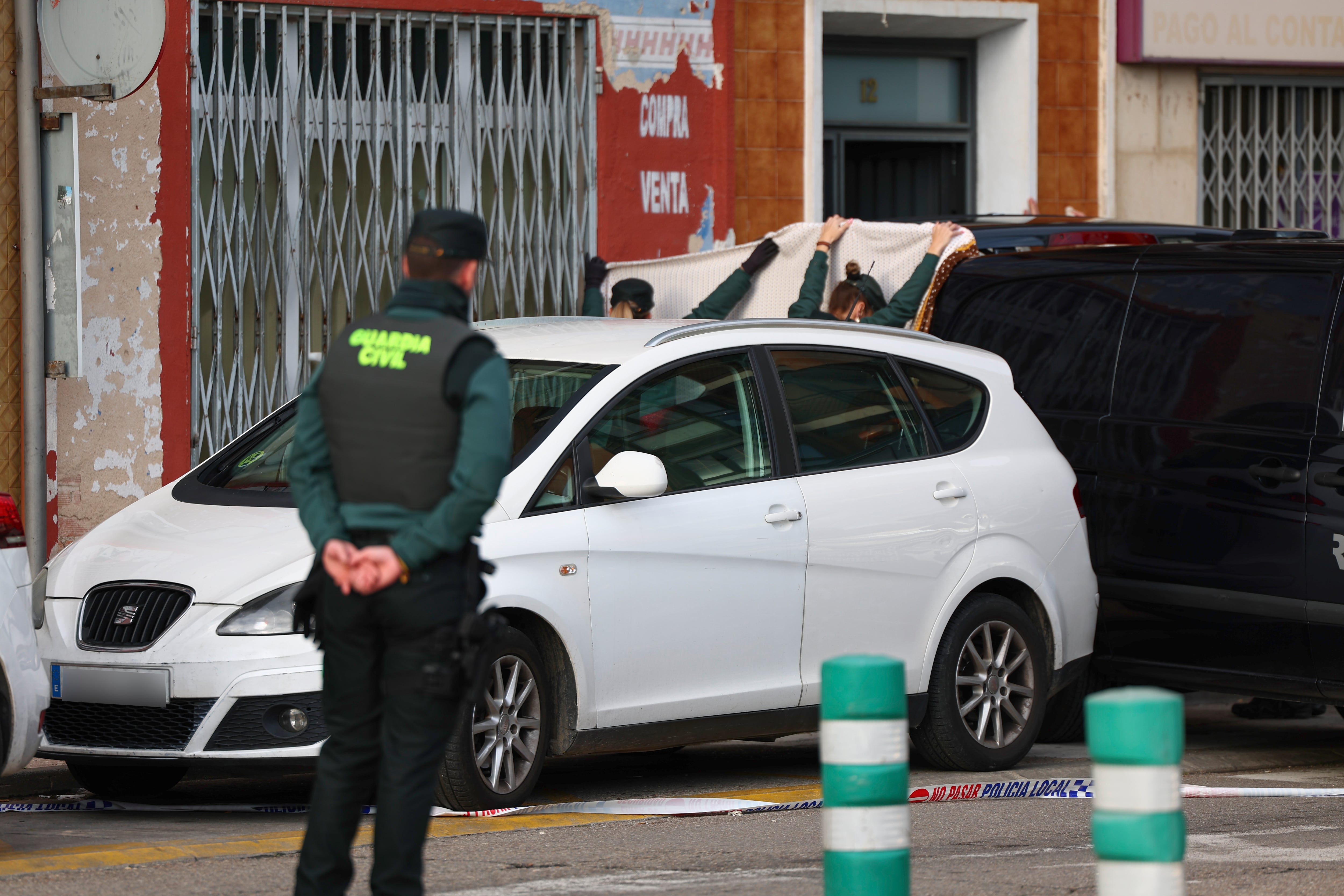 TORRIJOS (TOLEDO), 03/12/2025.- Una mujer de 39 años ha sido asesinada este miércoles en Torrijos (Toledo) tras sufrir una agresión con arma blanca por parte de un hombre de 45 años, que ha sido trasladado al Hospital de Toledo por diversas lesiones y que ya ha sido detenido. En la imagen, momento del levantamiento del cadáver. EFE/ Ismael Herrero

