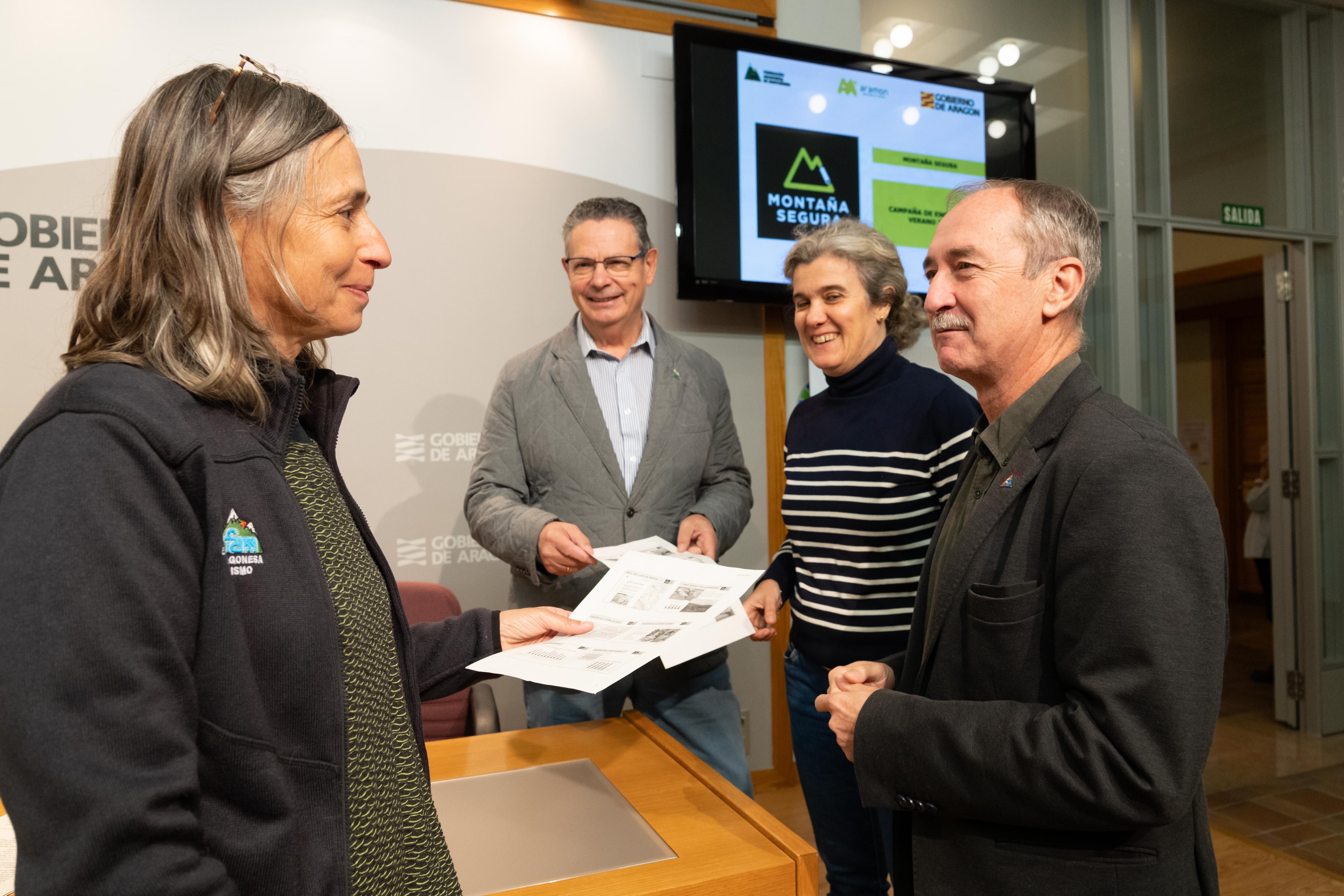 Marta Ferrer, Laurentino Ceña, Carmen Maldonado y Miguel Ángel Clavero, antes de comenzar la comparecencia en el Pignatelli. GA