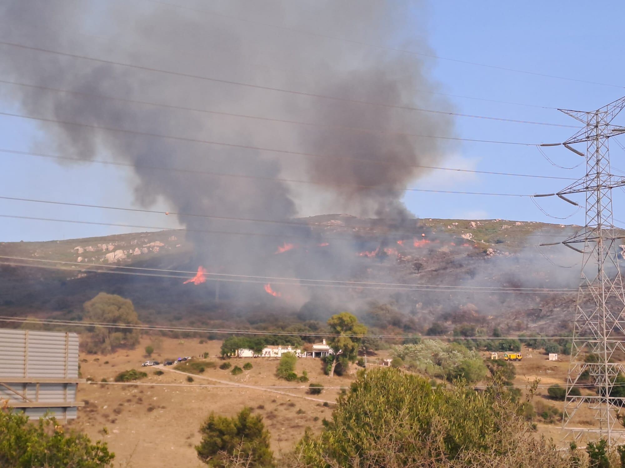 El incendio, en sus primeros minutos tras declararse.