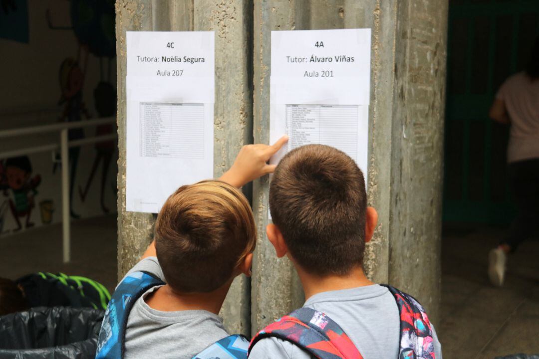 Alumnes a la porta de l'escola