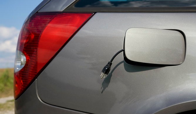 Se matriculan durante los primeros seis meses del año 328 coches eléctricos