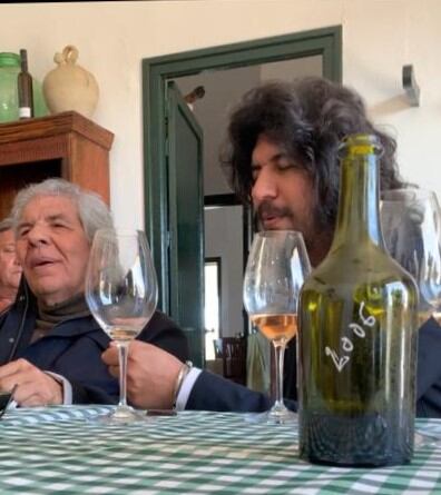 RANCAPINO PADRE E HIJO PROBANDO UN VIN JAUNE DEL JURA 2006, AUN SIN SALIR AL MERCADO. FOTO PARA EL RECUERDO