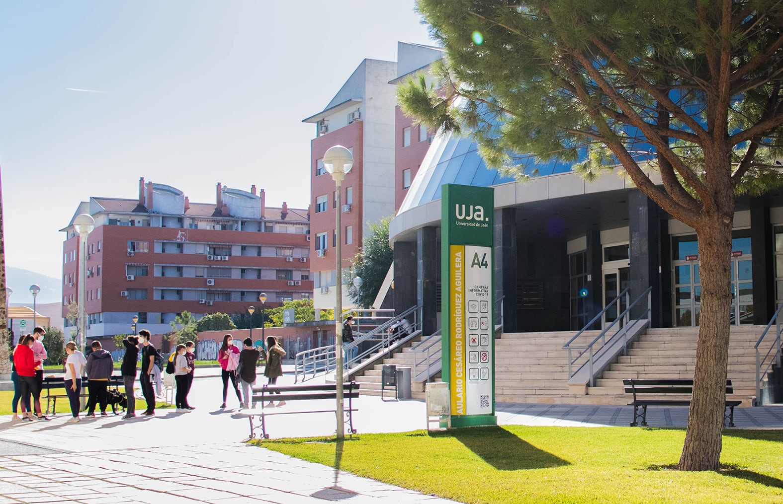 Alumnos arremolinados en el Campus de las Lagunillas, de la UJA, en un día soleado