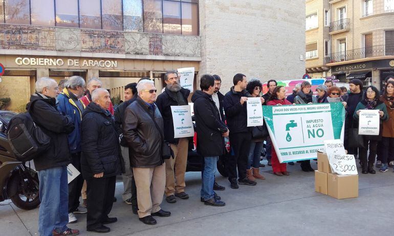 Entrega de firmas contra el Impuesto de Contaminación de las Aguas 