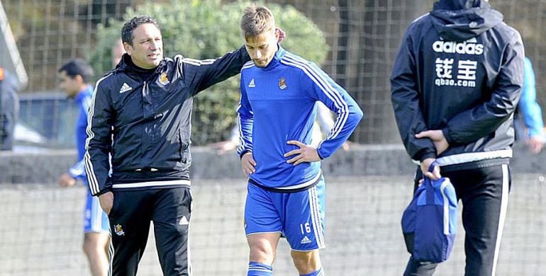 Eusebio anima cariñosamente a Sergio Canales esta temporada