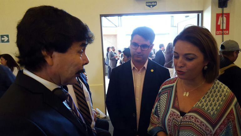 La alcaldesa, Isabel Ambrosio, con Pedro García, junto al alcalde de Arequipa.