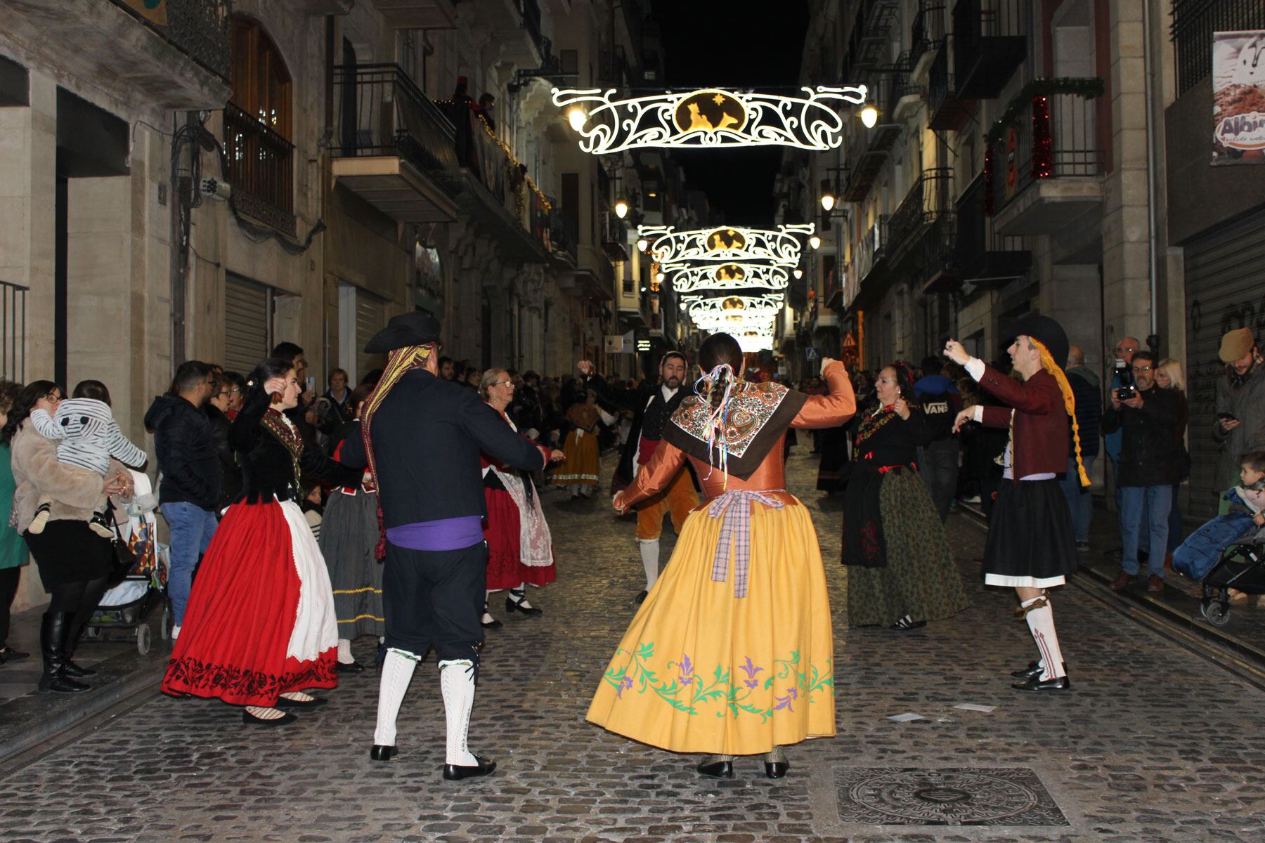 Ball del Grup de Danses Sant Jordi durant la desfilada de Les Pastoretes