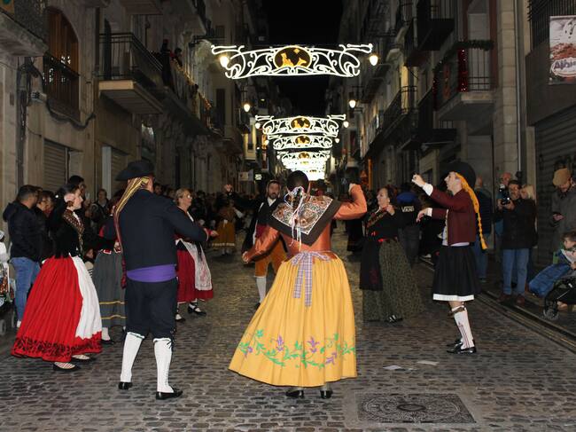 Ball del Grup de Danses Sant Jordi durant la desfilada de Les Pastoretes