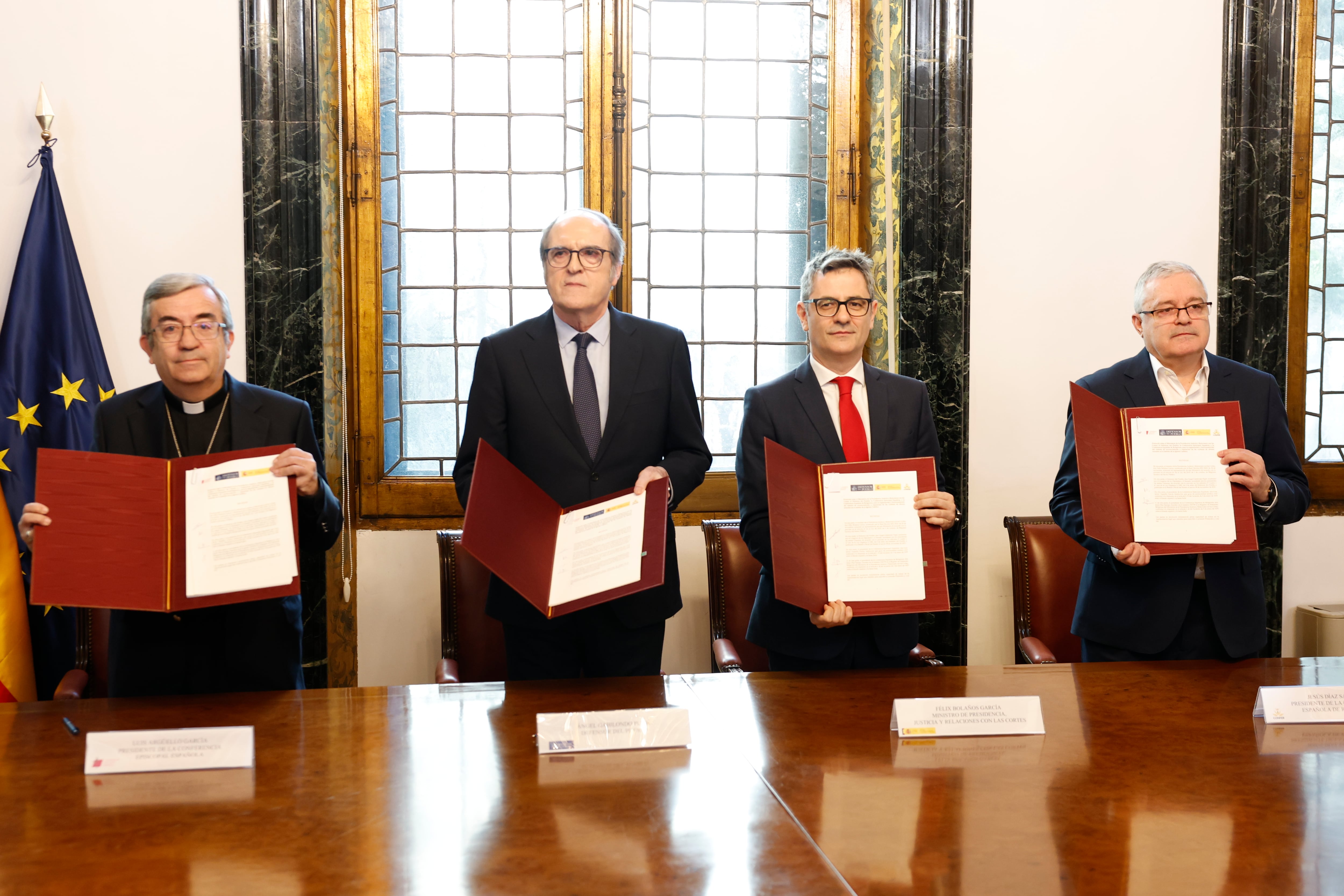 El ministro de la Presidencia, Félix Bolaños; el presidente de la Conferencia Episcopal Española (CEE), Luis Argüello; el presidente de la Conferencia Española de Religiosos, Jesús Díaz Sariego y el Defensor del Pueblo, Ángel Gabilondo; durante, la firma, este lunes en Madrid, del protocolo para indemnizar a las víctimas de abusos sexuales en el ámbito de la Iglesia católica cuyos casos han prescrito