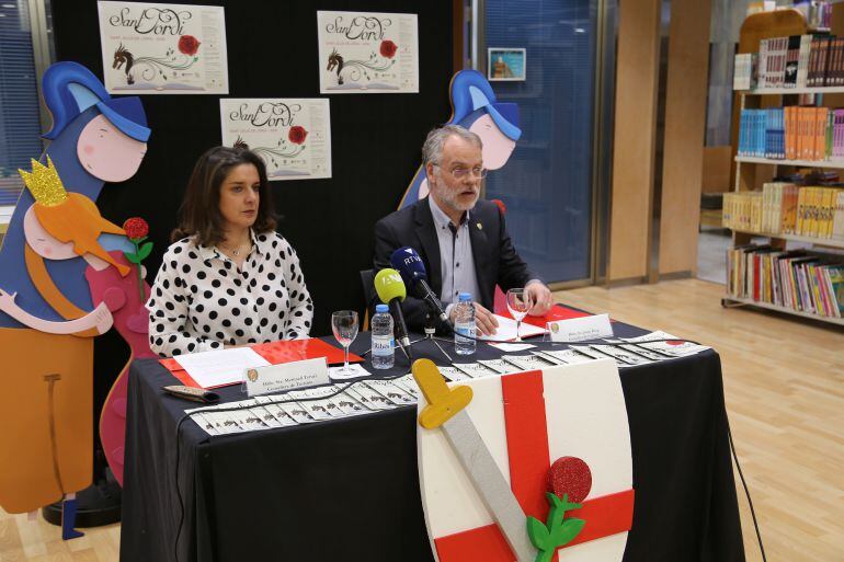 Els consellers de Laurèdia en Comú Josep Roig i Meritxell Teruel en la presentació dels actes de Sant Jordi.