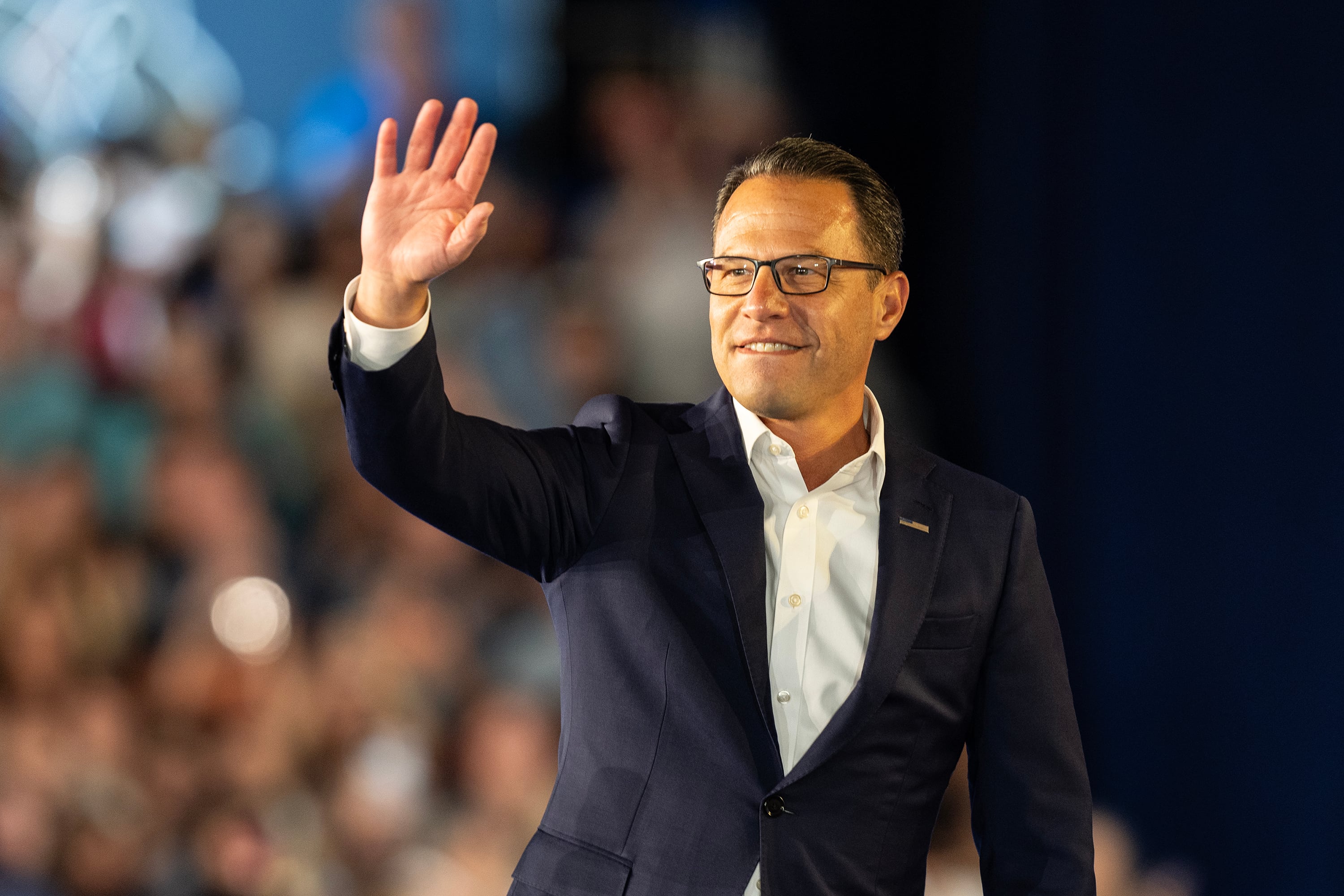 El gobernador de Pensilvania, Josh Shapiro, hace campaña por Kamala Harris el 13 de septiembre de 2024. Getty Images.