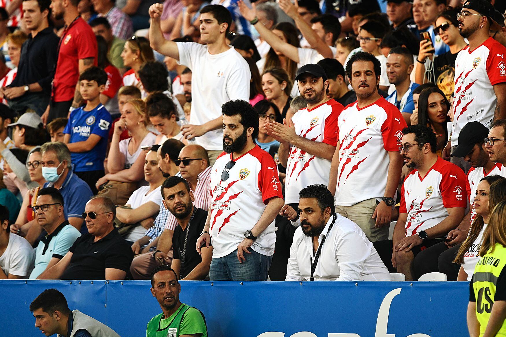 Turki en primer fila esperando el pitido final del partido que se jugaba en Alcorcón para cantar el alirón.