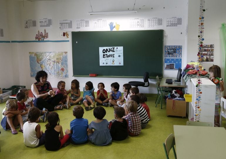 Una profesora y sus alumnos en un colegio de Navarra. 