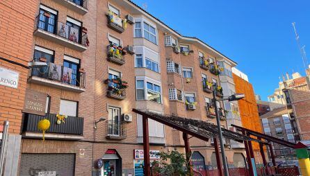 Los vecinos de Santa Eulalia han secundado la iniciativa adornando de amarillo ventanas y balcones