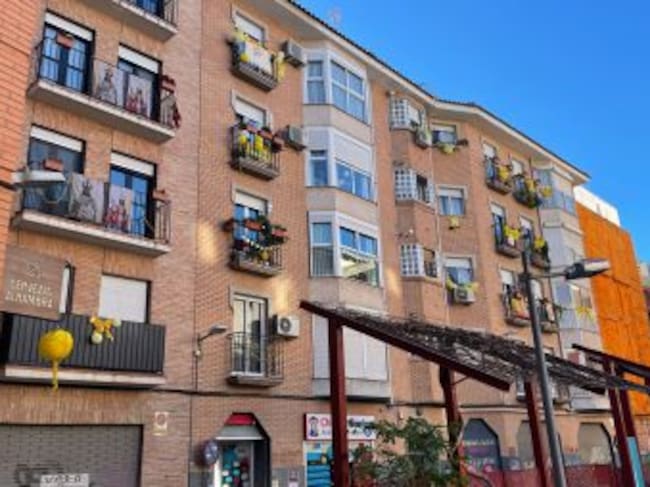 Los vecinos de Santa Eulalia han secundado la iniciativa adornando de amarillo ventanas y balcones
