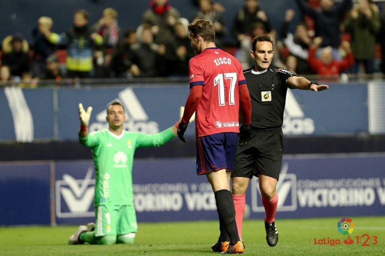 Alfonso Herrero protesta al colegiado el penalti cometido sobre Robert Ibáñez.