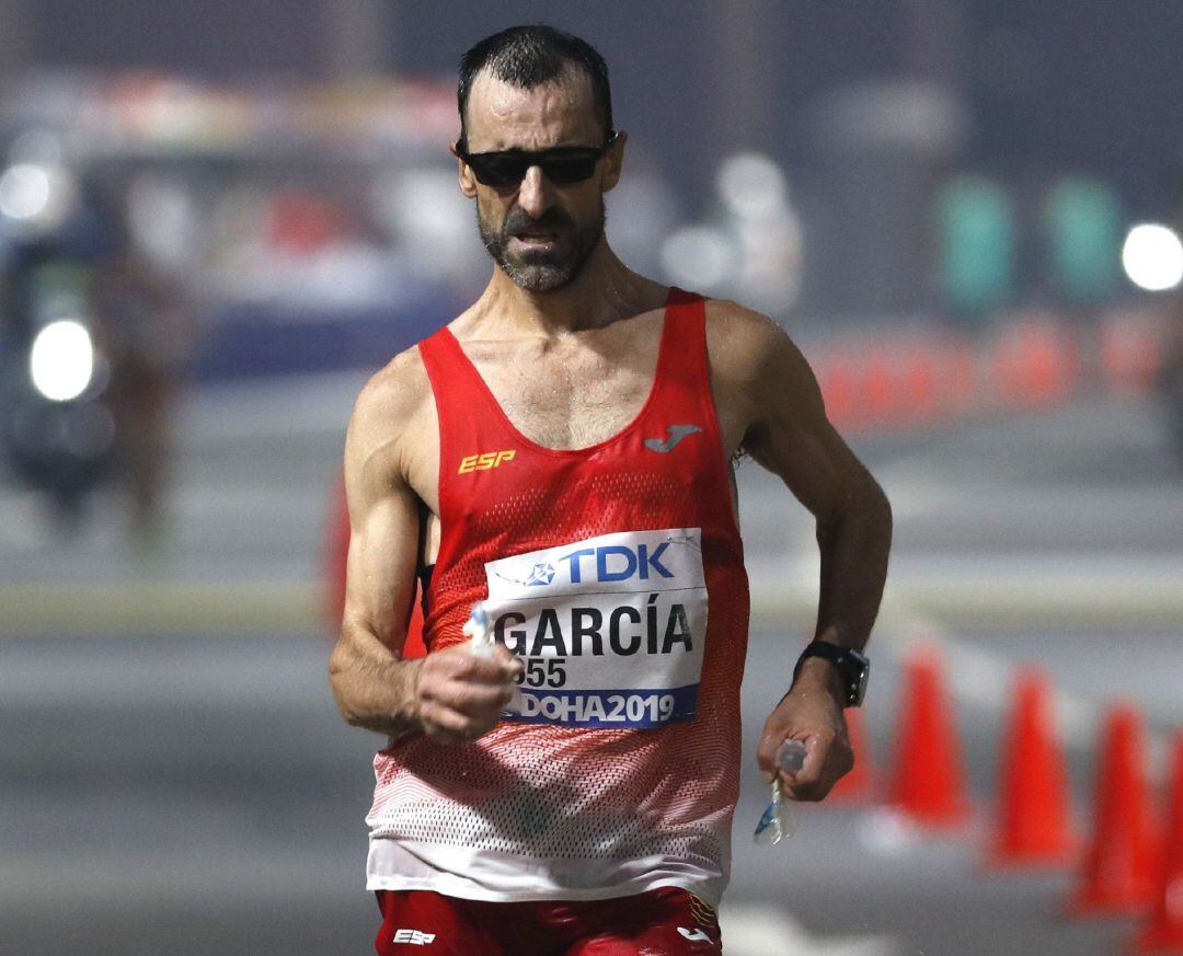 El español Jesús Ángel García Bragado llega a la meta de la prueba de marcha de 50 km en el Mundial de Atletismo IAAF Doha 2019.