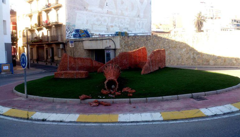 Escultura Evarist Navarro destrozada