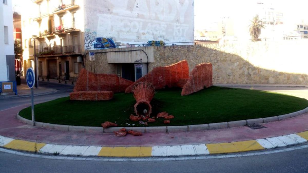 Destrozan la escultura de Evarist Navarro