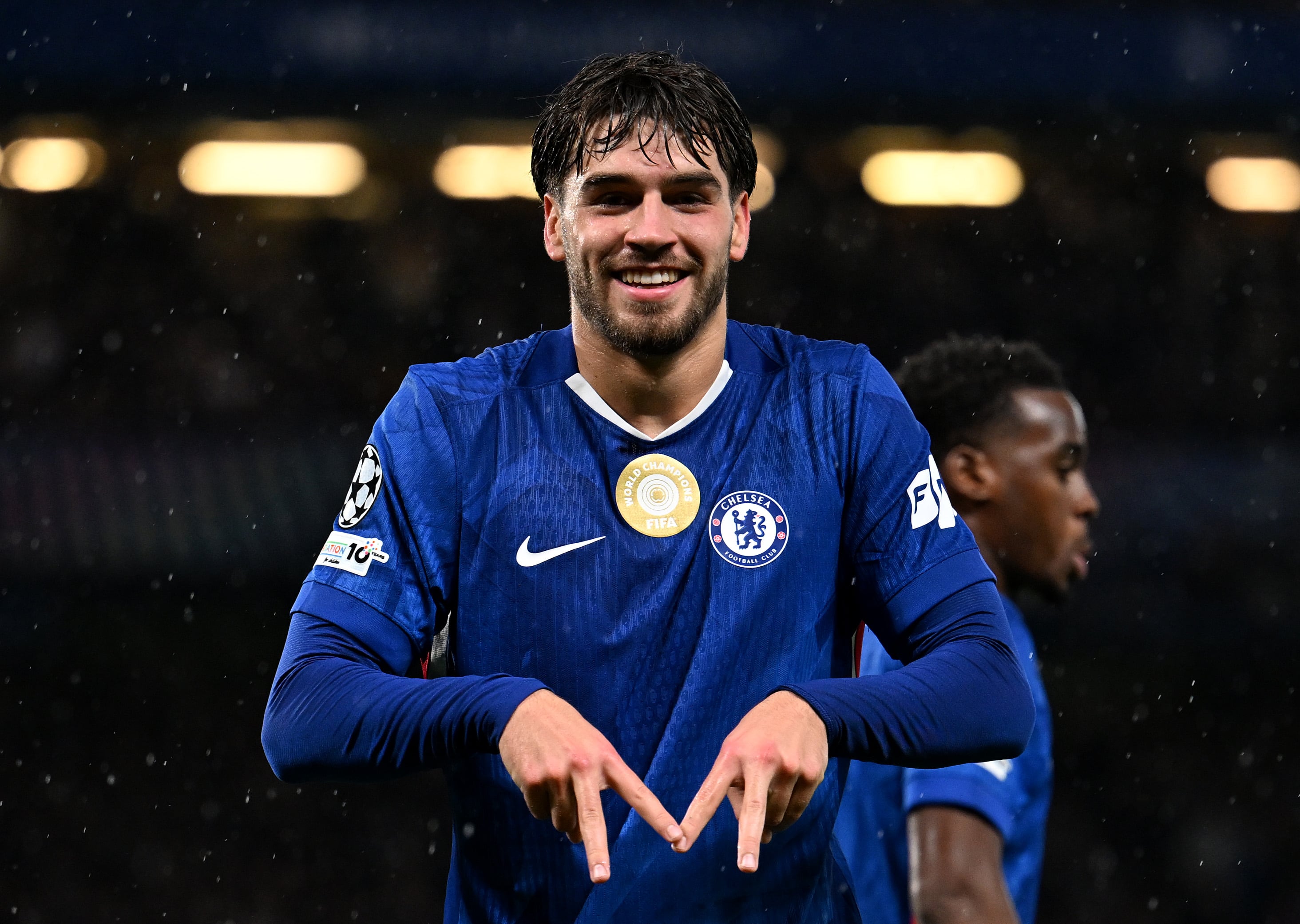 Marc Guiu celebrando su gol frente al Ajax en Champions League