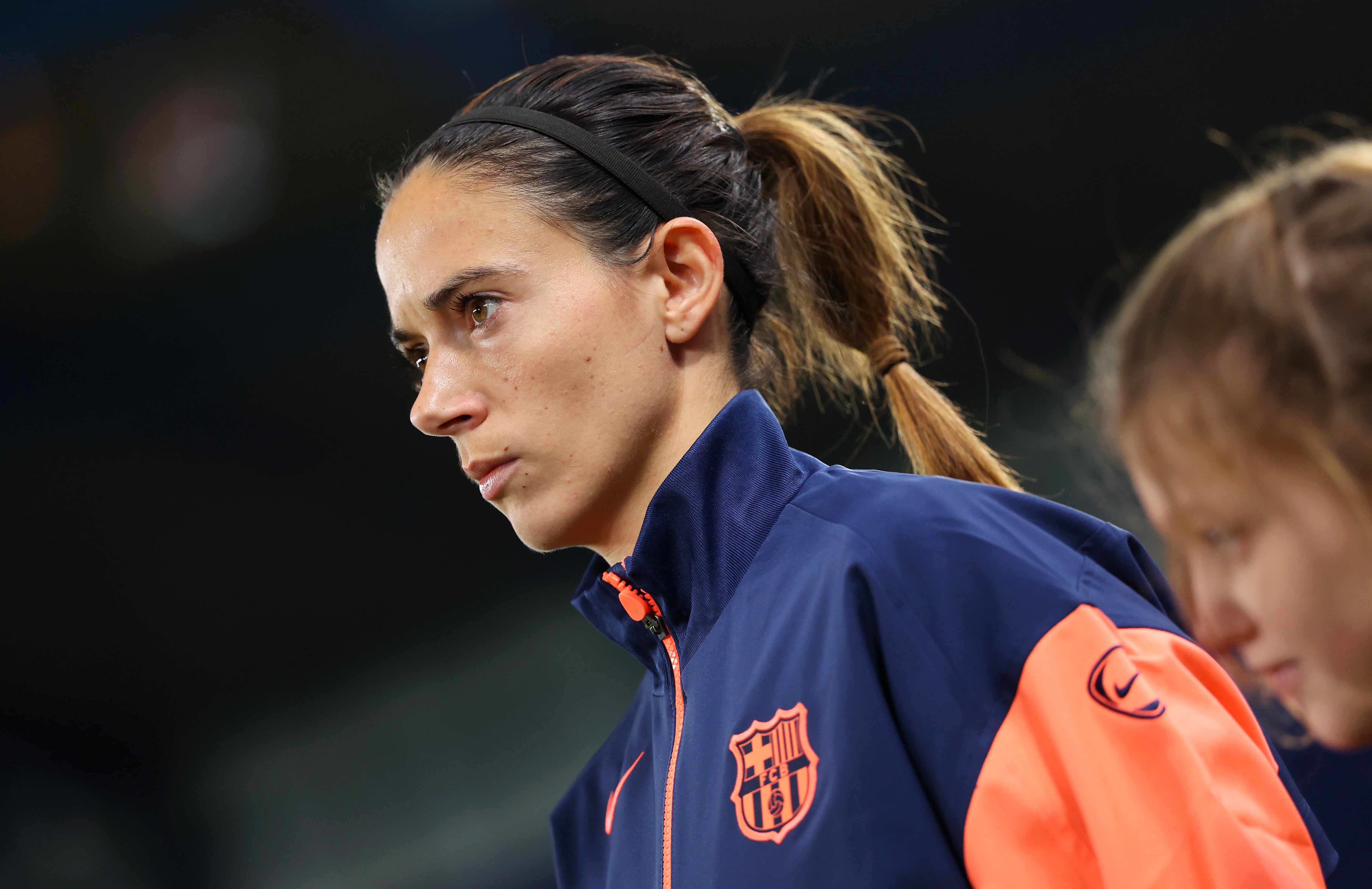 Aitana Bonmatí salta al campo en un partido con el Barça