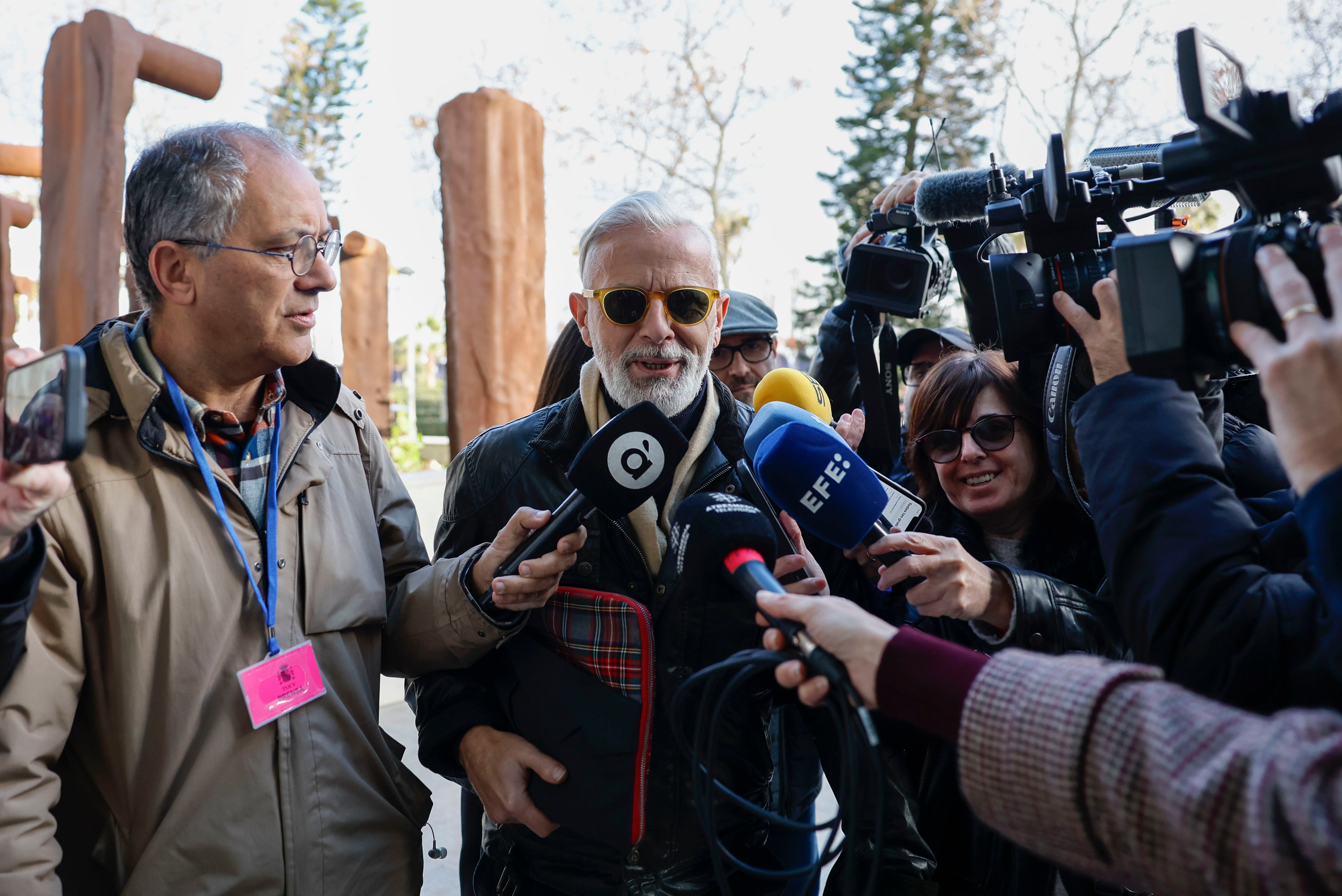 VALENCIA, 26/01/2026.- El exgerente de la empresa pública Imelsa y autodenominado 'yonqui del dinero', Marcos Benavent (c), a su llegada a la Audiencia de Valencia este lunes. El tribunal juzga este lunes al exgerente de la empresa pública Imelsa y autodenominado 'yonqui del dinero', Marcos Benavent, al exgerente de una fundación pública y a tres empresarios por amañar contratos del área de Cultura del Ayuntamiento de València en el marco de la pieza E del caso Imelsa. EFE/ Ana Escobar