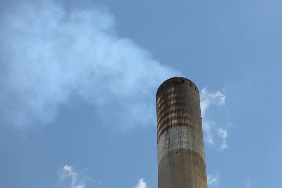 Imagen de una chimenea en la Central Térmica Teruel de la localidad turolense de Andorra 