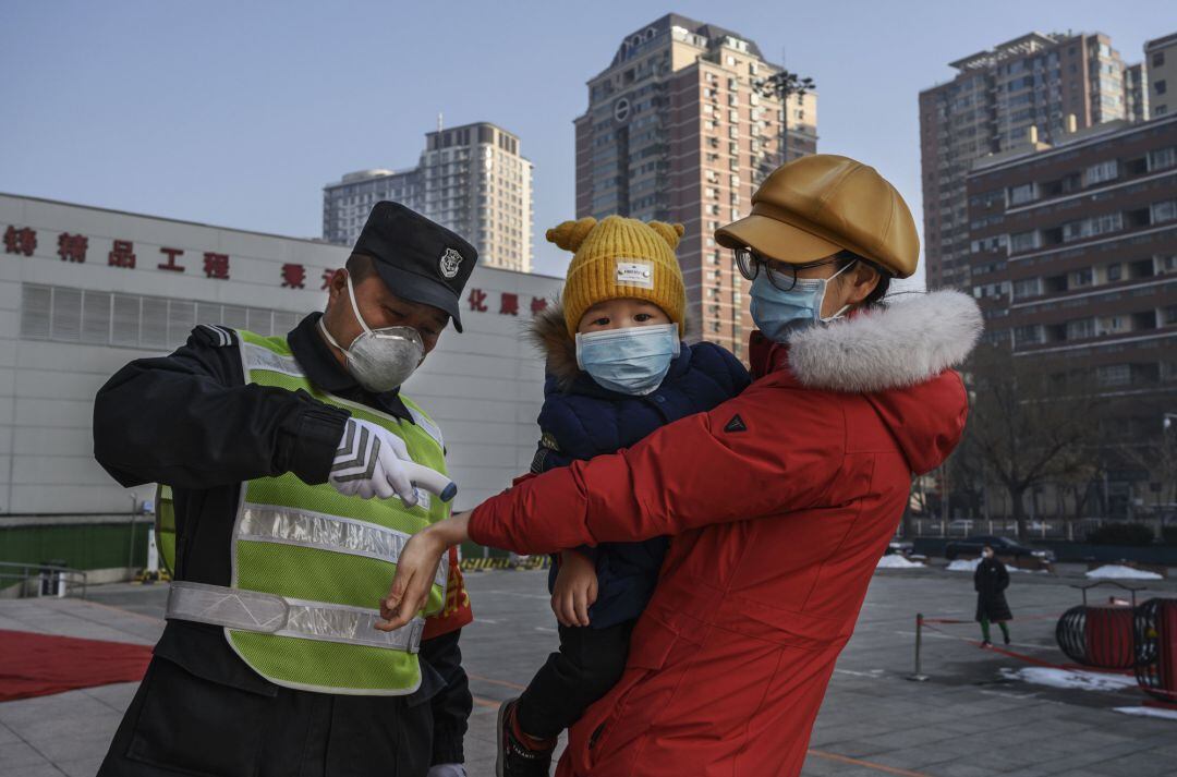 Una mujer con su hijo, durante los controles en Beijing (China).