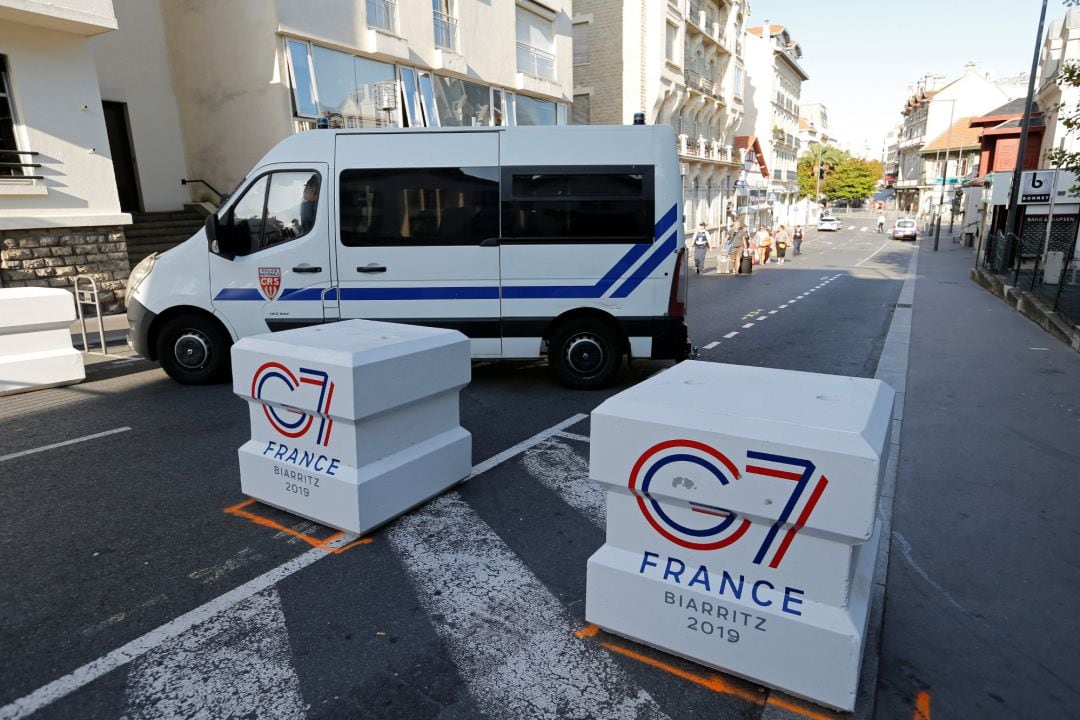 La policía controla una de las calles de la localidad francesa de Biarritz donde se celebra la cumbre del G7