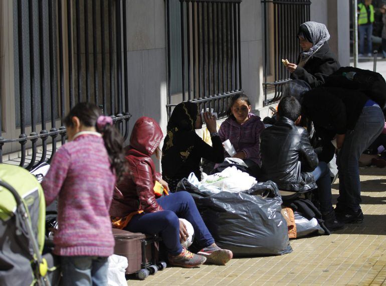 Los refugiados sirios ordenan sus pertenencias