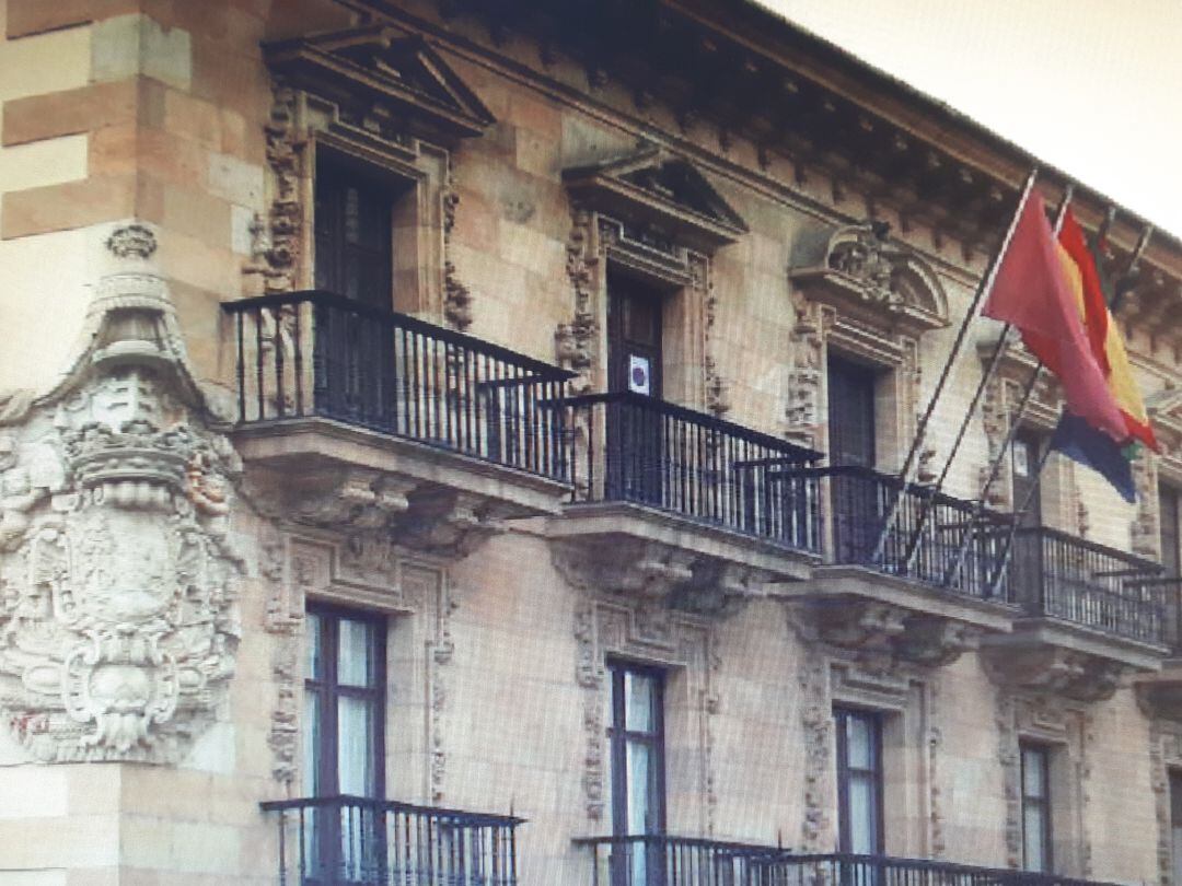 Detalle de la fachada del Ayuntamiento de Ermua