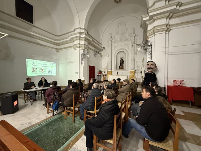Momento de la charla en la ermita de San Antón
